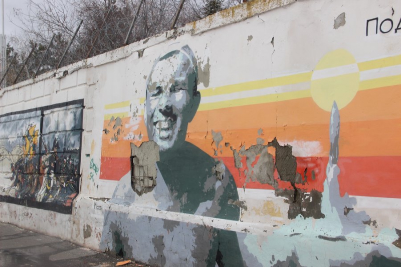 В Саратове на новой набережной рушатся лестницы и продолжают сыпаться граффити