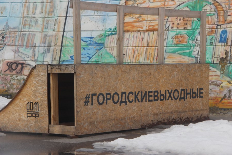 В Саратове на новой набережной рушатся лестницы и продолжают сыпаться граффити