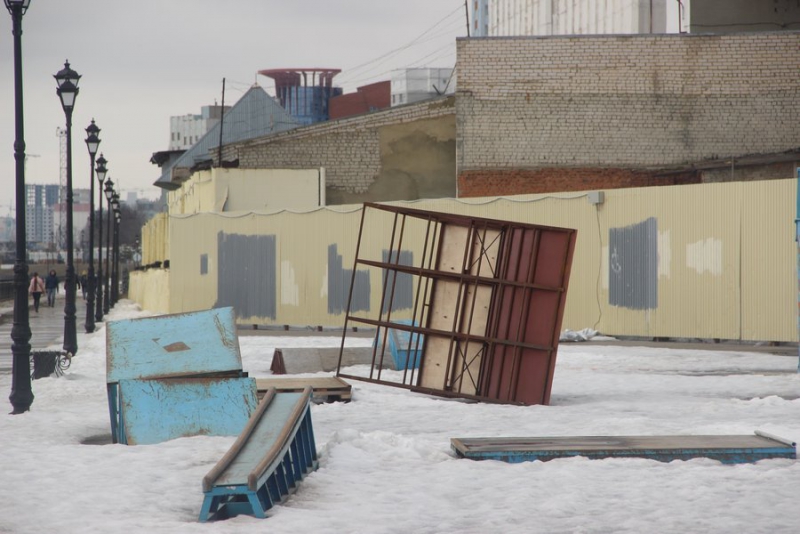 В Саратове на новой набережной рушатся лестницы и продолжают сыпаться граффити