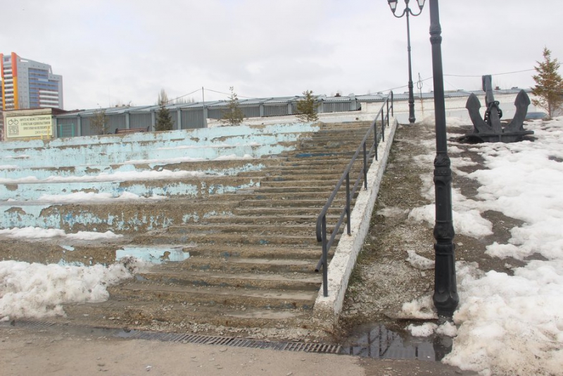 В Саратове на новой набережной рушатся лестницы и продолжают сыпаться граффити