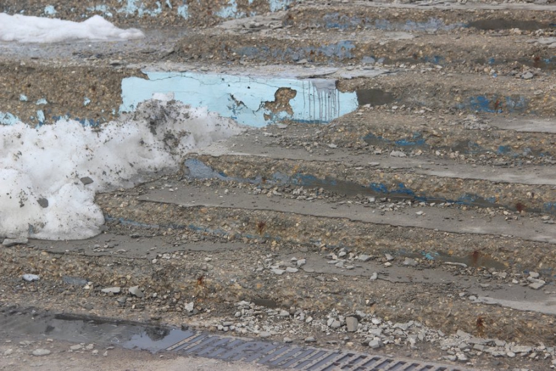 В Саратове на новой набережной рушатся лестницы и продолжают сыпаться граффити