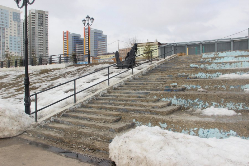 В Саратове на новой набережной рушатся лестницы и продолжают сыпаться граффити
