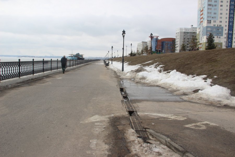 В Саратове на новой набережной рушатся лестницы и продолжают сыпаться граффити