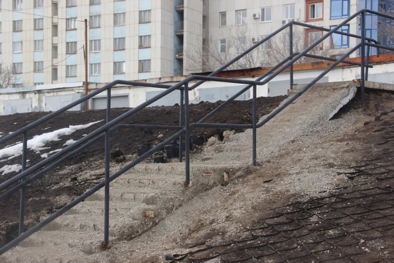 В Саратове на новой набережной рушатся лестницы и продолжают сыпаться граффити