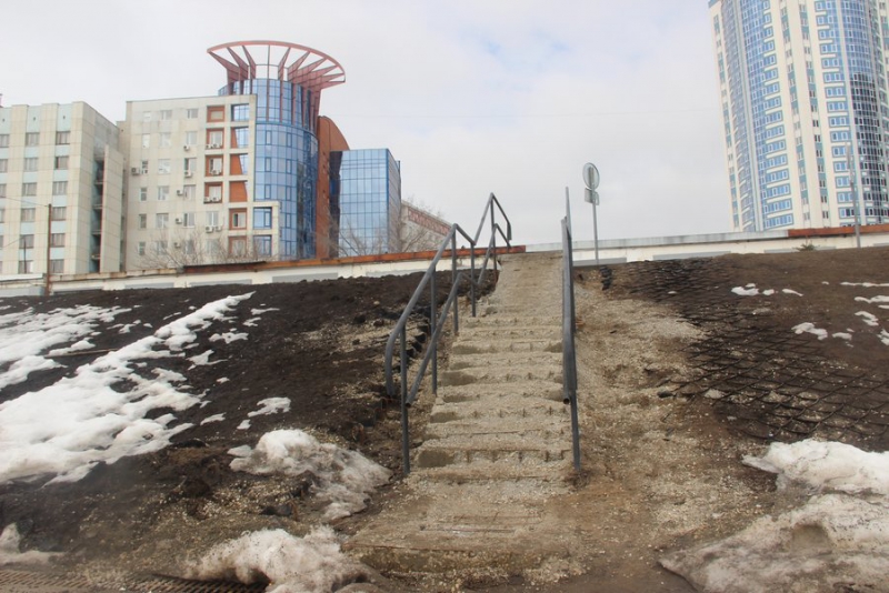 В Саратове на новой набережной рушатся лестницы и продолжают сыпаться граффити