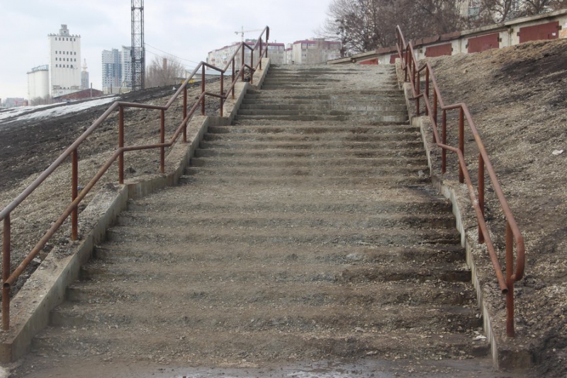 В Саратове на новой набережной рушатся лестницы и продолжают сыпаться граффити