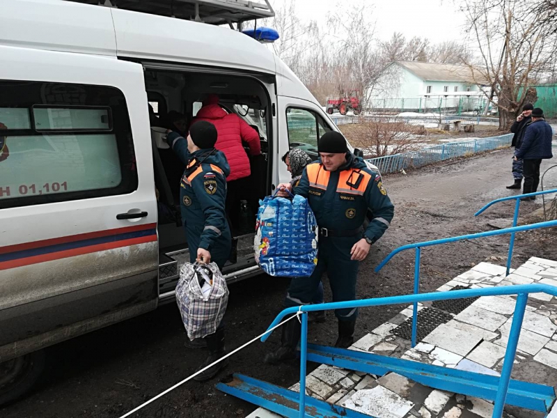 Паводок-2018. Саратовские МЧСники обеспечивают волгоградцев продуктами и лекарствами