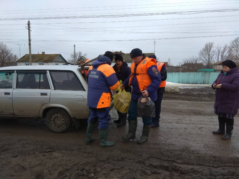 Паводок-2018. Саратовские МЧСники обеспечивают волгоградцев продуктами и лекарствами