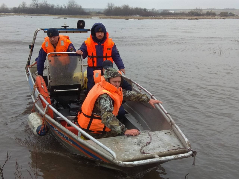 Паводок-2018. Саратовские МЧСники обеспечивают волгоградцев продуктами и лекарствами