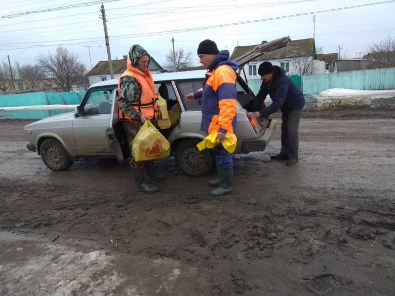 Паводок-2018. Саратовские МЧСники обеспечивают волгоградцев продуктами и лекарствами