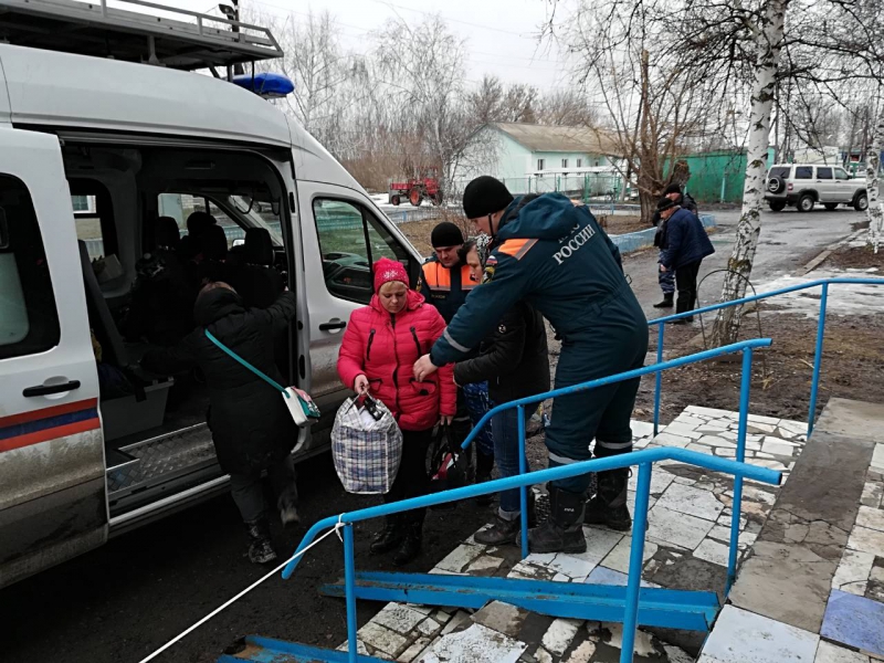 Паводок-2018. Саратовские МЧСники обеспечивают волгоградцев продуктами и лекарствами