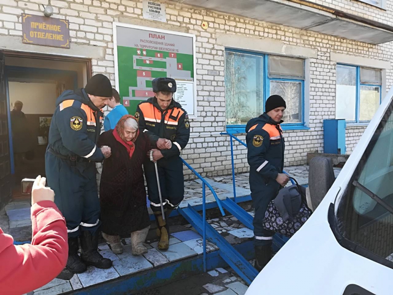 Паводок-2018. Саратовские МЧСники обеспечивают волгоградцев продуктами и лекарствами