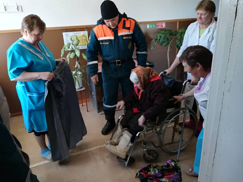 Паводок-2018. Саратовские МЧСники обеспечивают волгоградцев продуктами и лекарствами