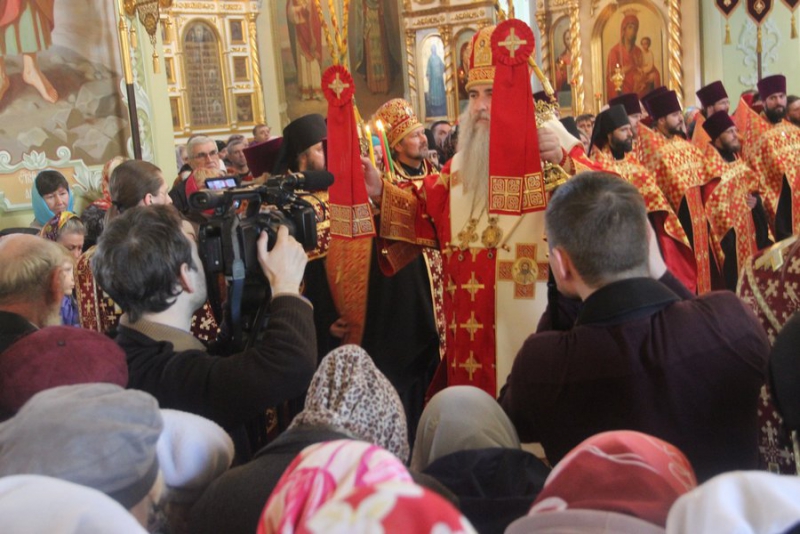 Саратовцы встретили благодатный огонь из Иерусалима