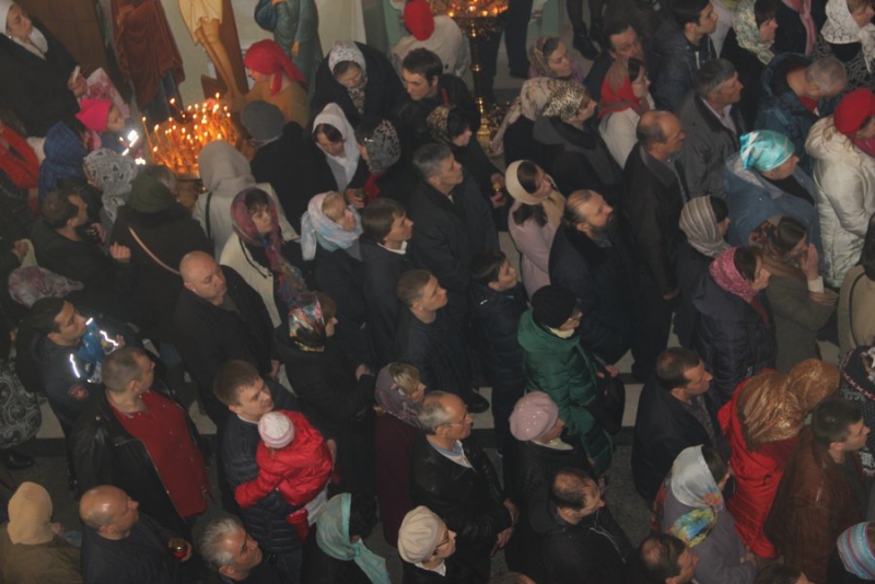 Саратовцы встретили благодатный огонь из Иерусалима