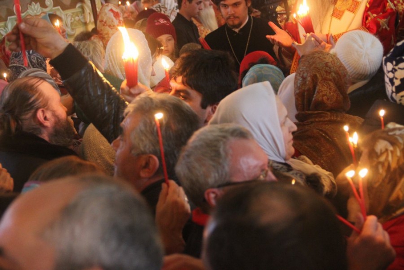 Саратовцы встретили благодатный огонь из Иерусалима