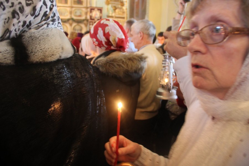 Саратовцы встретили благодатный огонь из Иерусалима