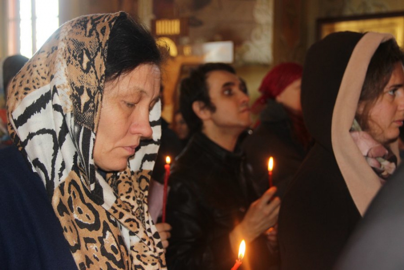 Саратовцы встретили благодатный огонь из Иерусалима