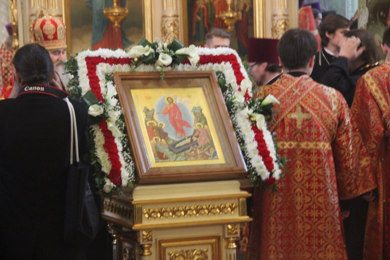 Саратовцы встретили благодатный огонь из Иерусалима