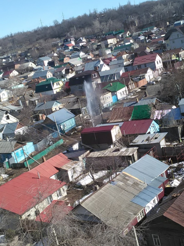 В Саратове почти 3 часа подряд в воздух бил 10-метровый коммунальный фонтан