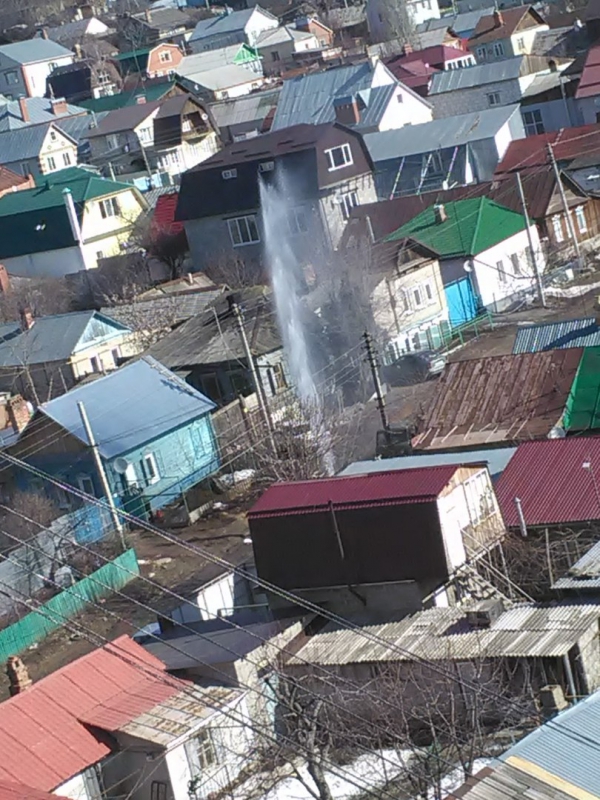 В Саратове почти 3 часа подряд в воздух бил 10-метровый коммунальный фонтан