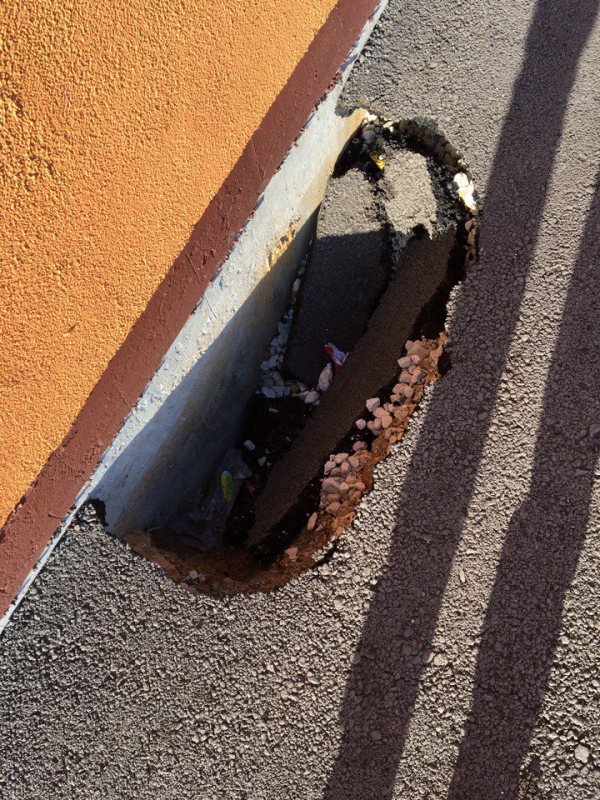 Рядом с новостройкой на проспекте Героев Отечества провалился асфальт