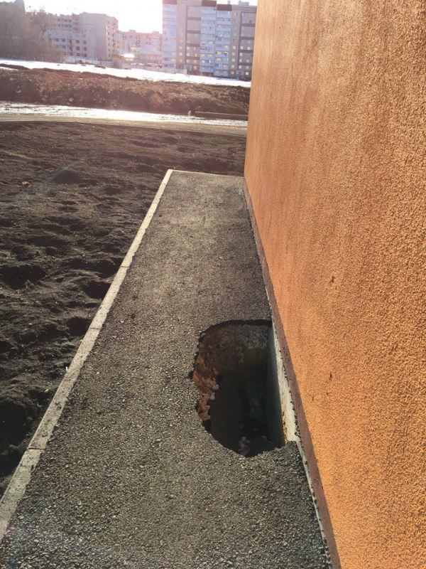 Рядом с новостройкой на проспекте Героев Отечества провалился асфальт