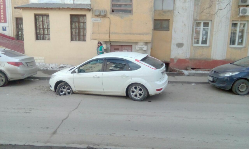 В Саратове москвич на «Форде» провалился в дорожную яму и попал в больницу