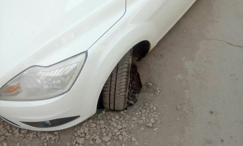 В Саратове москвич на «Форде» провалился в дорожную яму и попал в больницу