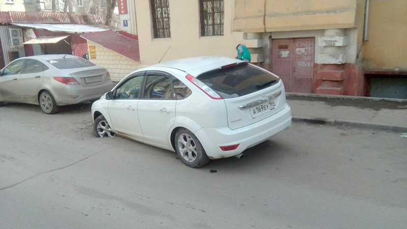 В Саратове москвич на «Форде» провалился в дорожную яму и попал в больницу