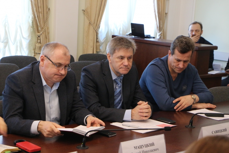 Сотрудник СУ СК саратовским чиновникам: Займитесь люками, иначе вами займемся мы