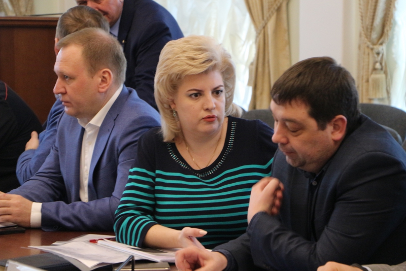 Сотрудник СУ СК саратовским чиновникам: Займитесь люками, иначе вами займемся мы