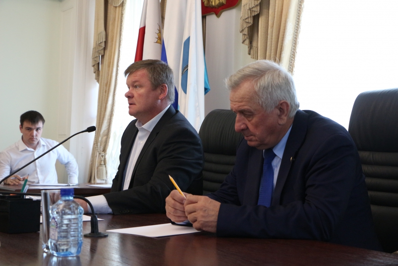 Сотрудник СУ СК саратовским чиновникам: Займитесь люками, иначе вами займемся мы