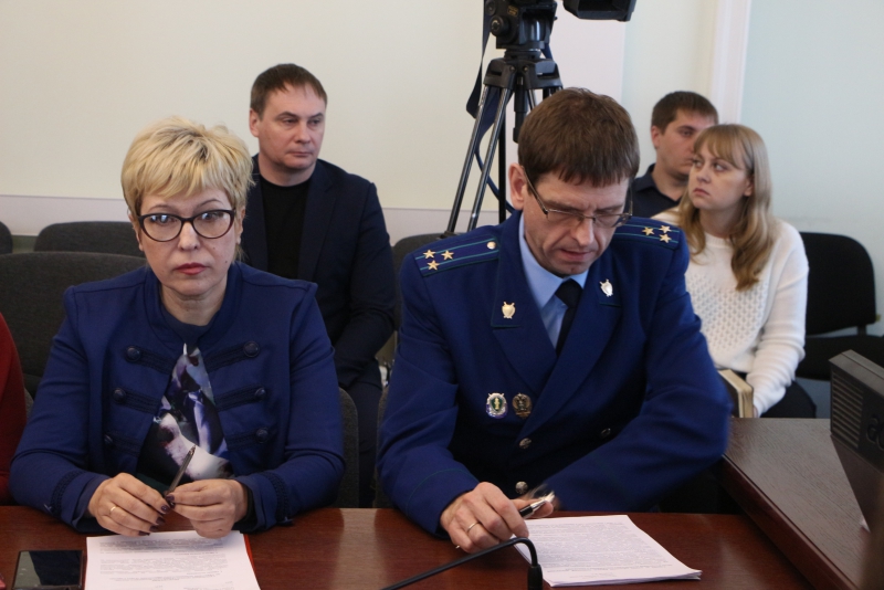 Сотрудник СУ СК саратовским чиновникам: Займитесь люками, иначе вами займемся мы