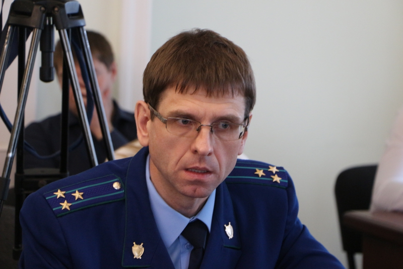 Сотрудник СУ СК саратовским чиновникам: Займитесь люками, иначе вами займемся мы