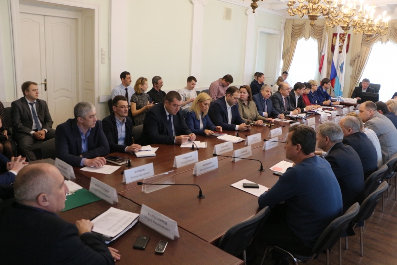 Сотрудник СУ СК саратовским чиновникам: Займитесь люками, иначе вами займемся мы