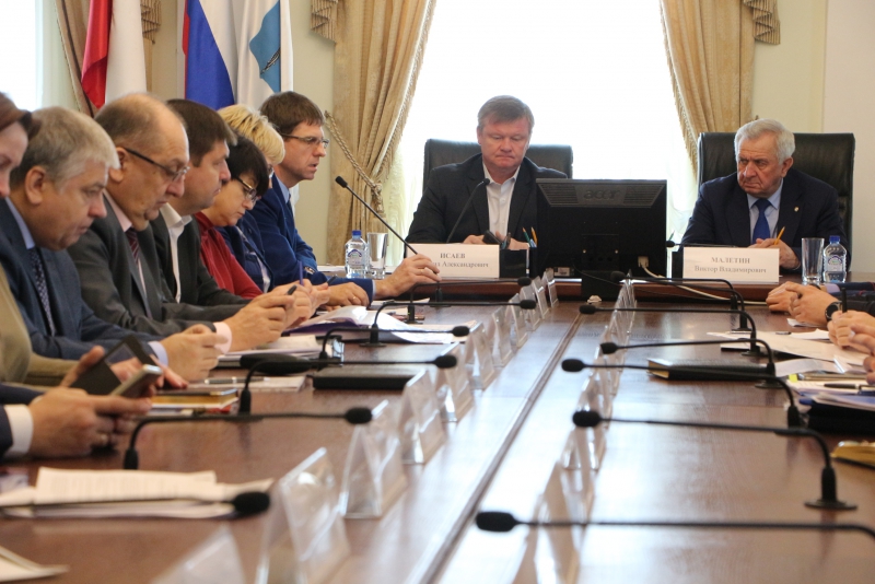 Сотрудник СУ СК саратовским чиновникам: Займитесь люками, иначе вами займемся мы