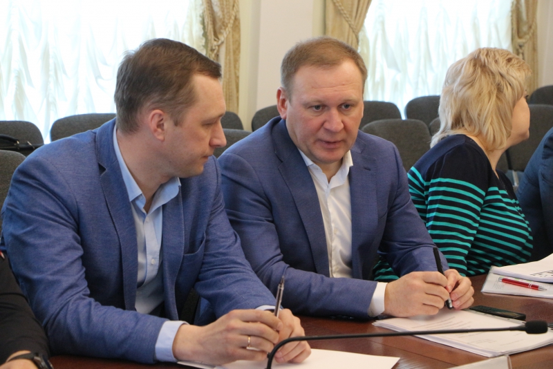 Сотрудник СУ СК саратовским чиновникам: Займитесь люками, иначе вами займемся мы