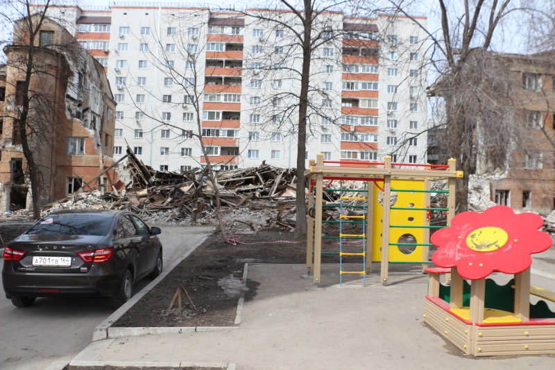 Руины дома на Киевской сгребли к детской площадке и забросили
