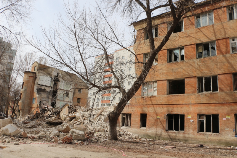 Руины дома на Киевской сгребли к детской площадке и забросили