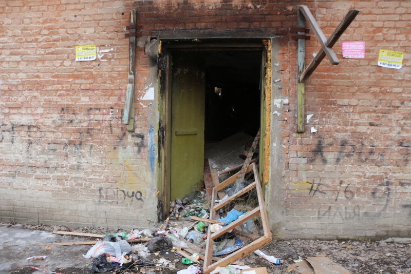 Руины дома на Киевской сгребли к детской площадке и забросили