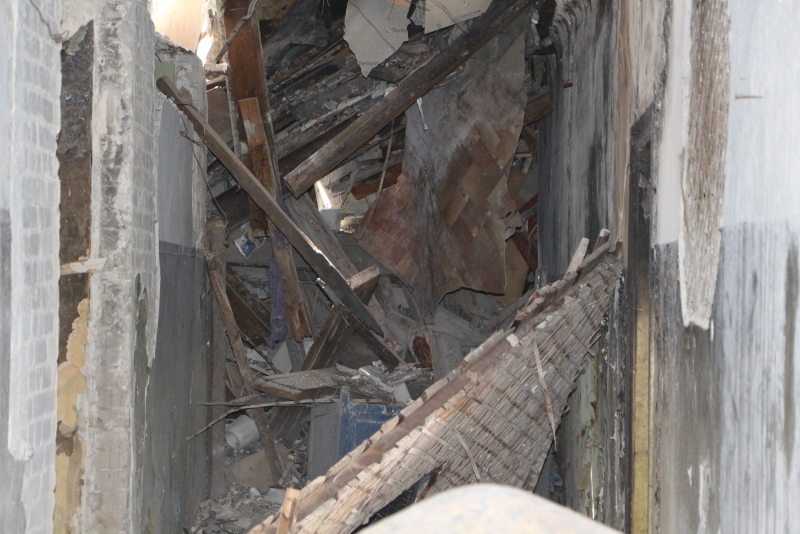 Руины дома на Киевской сгребли к детской площадке и забросили