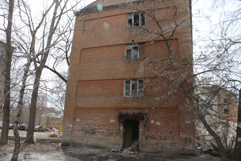 Руины дома на Киевской сгребли к детской площадке и забросили