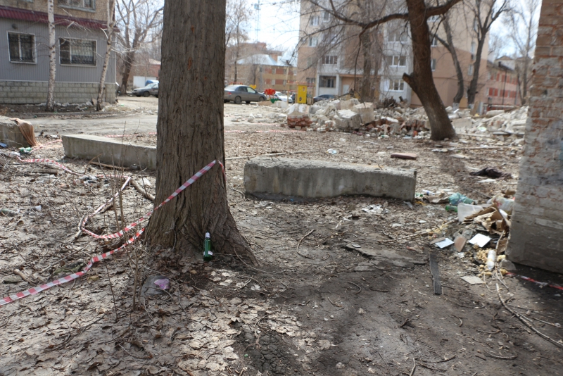 Руины дома на Киевской сгребли к детской площадке и забросили