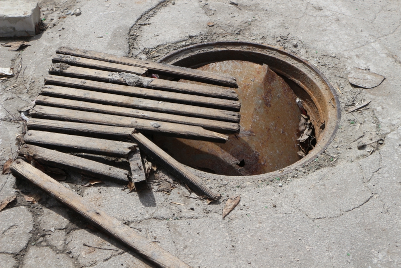 Руины дома на Киевской сгребли к детской площадке и забросили