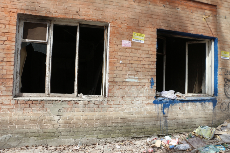 Руины дома на Киевской сгребли к детской площадке и забросили