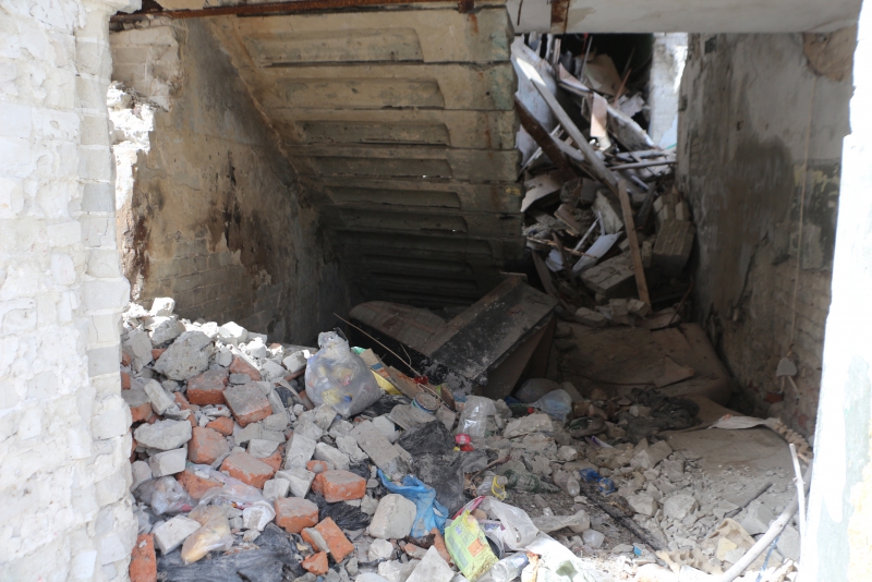 Руины дома на Киевской сгребли к детской площадке и забросили