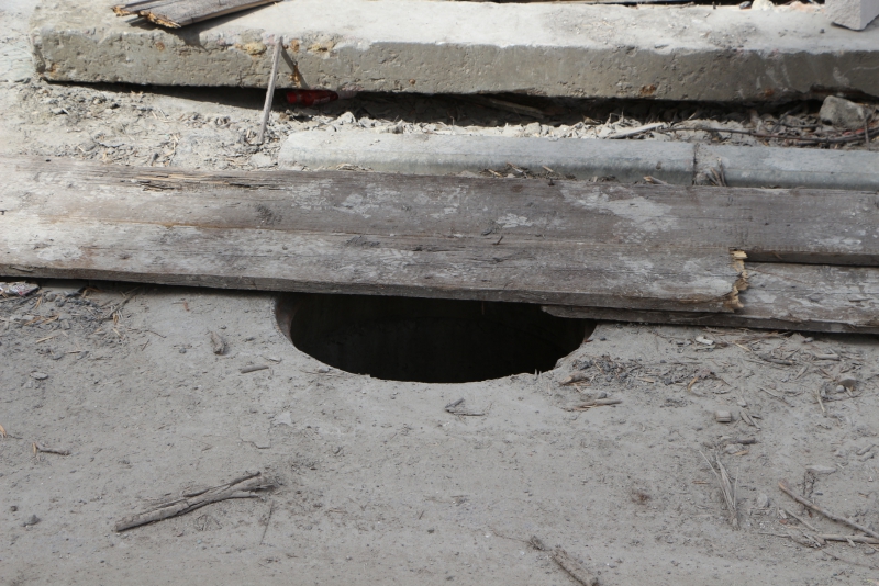 Руины дома на Киевской сгребли к детской площадке и забросили