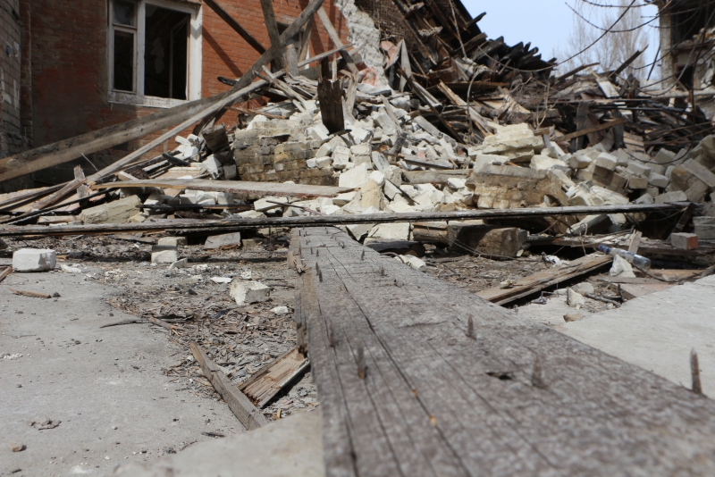 Руины дома на Киевской сгребли к детской площадке и забросили