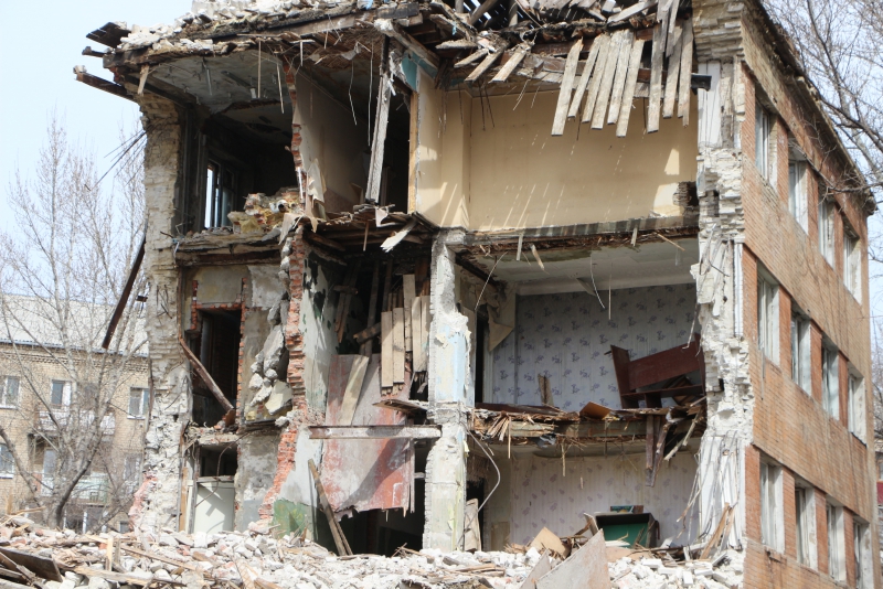 Руины дома на Киевской сгребли к детской площадке и забросили